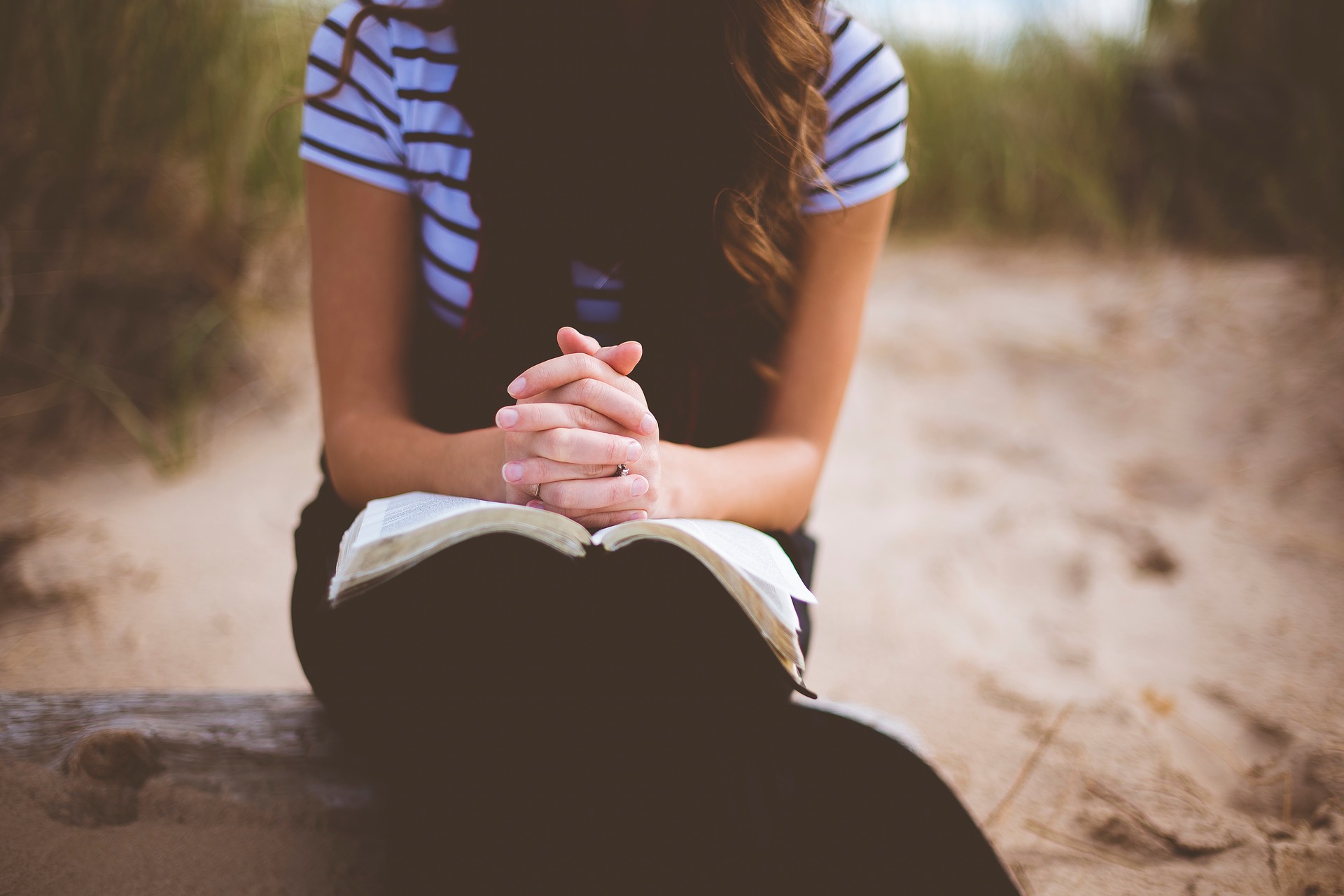 teen-reading-bible-alone