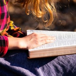 TFTBO-WomanReadingBible